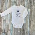 Body blanc à manches longues pour bébé imprimé avec l'hermine bretonne et le texte bleu marine « Mini Breizh depuis ».
