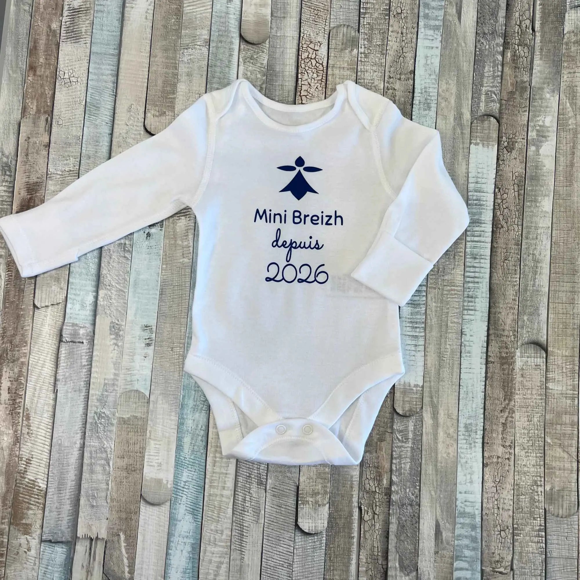 Body blanc à manches longues pour bébé imprimé avec l'hermine bretonne et le texte bleu marine « Mini Breizh depuis ».