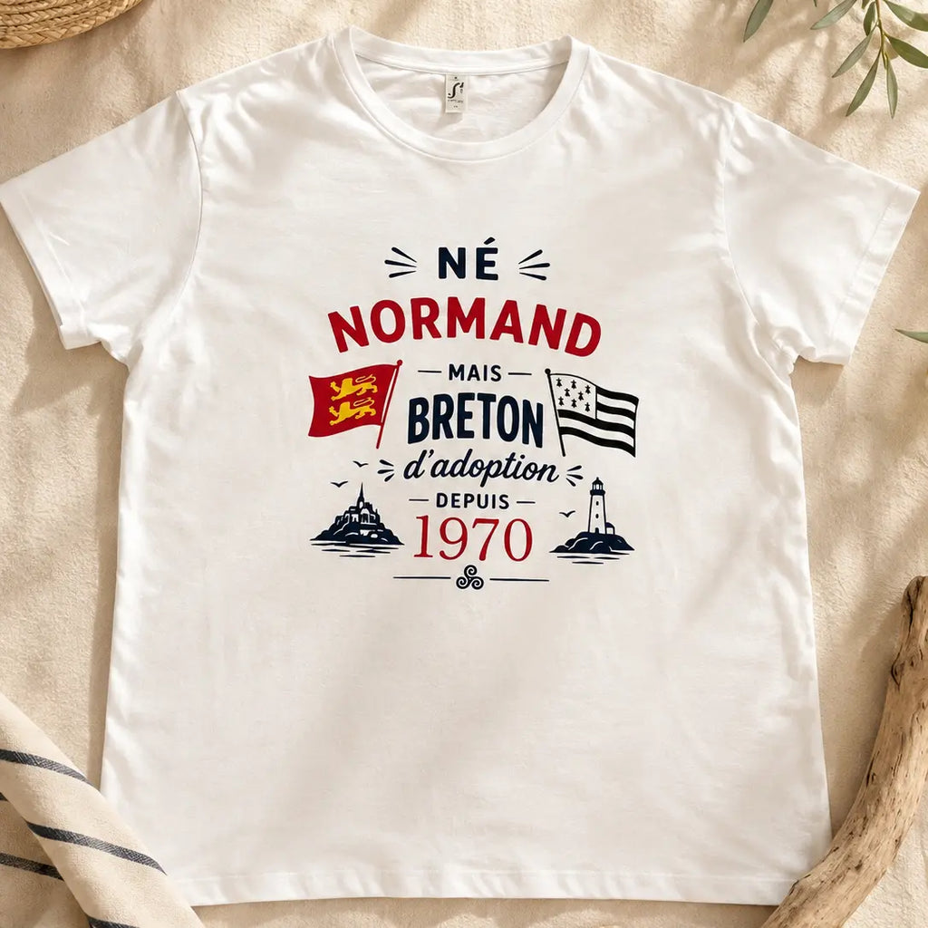 T-shirt blanc « Né Normand mais Breton d’adoption depuis 1970 », personnalisé avec drapeaux normand et breton et illustrations de Bretagne