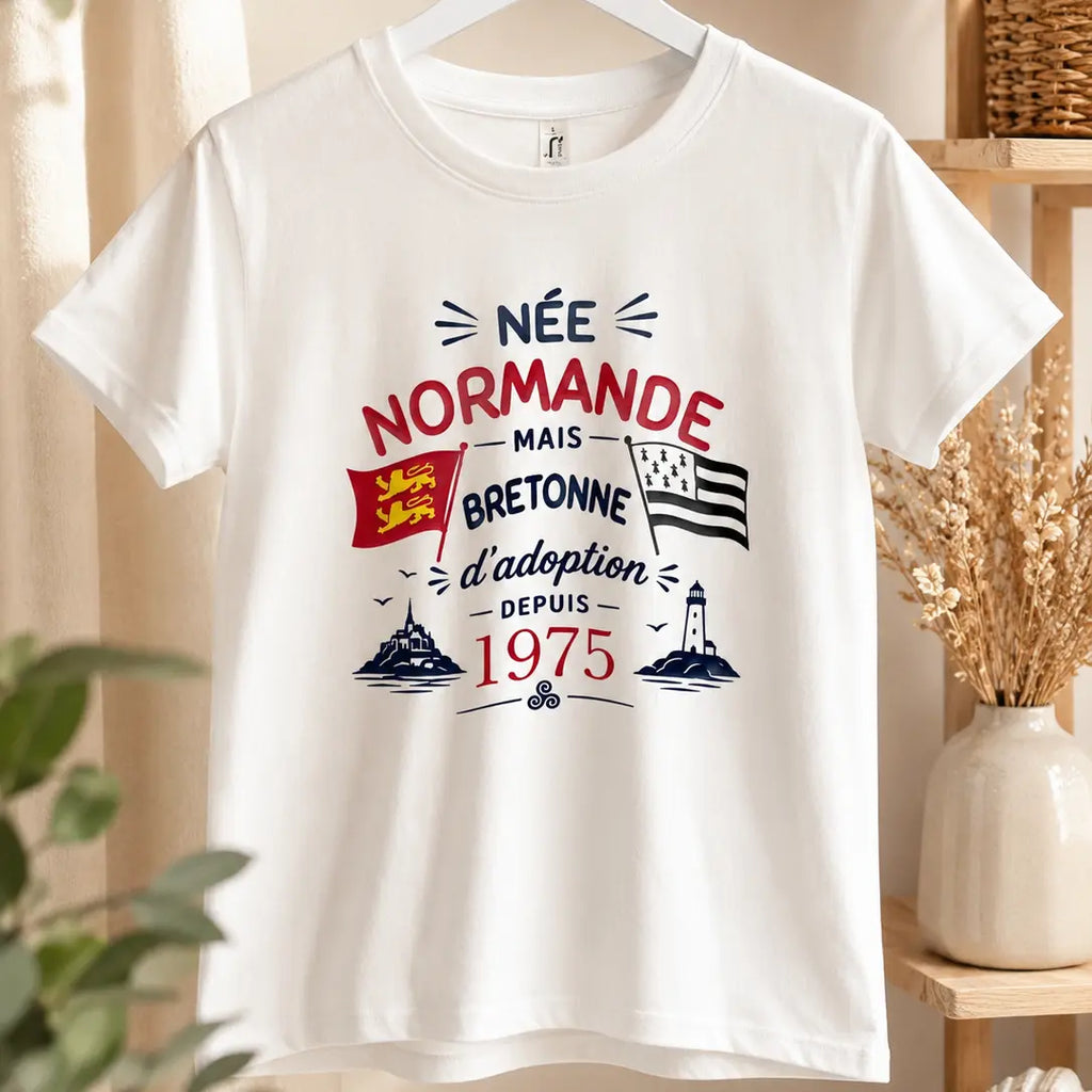 T-shirt blanc adulte personnalisé « Née Normande mais Bretonne d’adoption depuis 1975 », avec drapeaux normand et breton et motifs marins