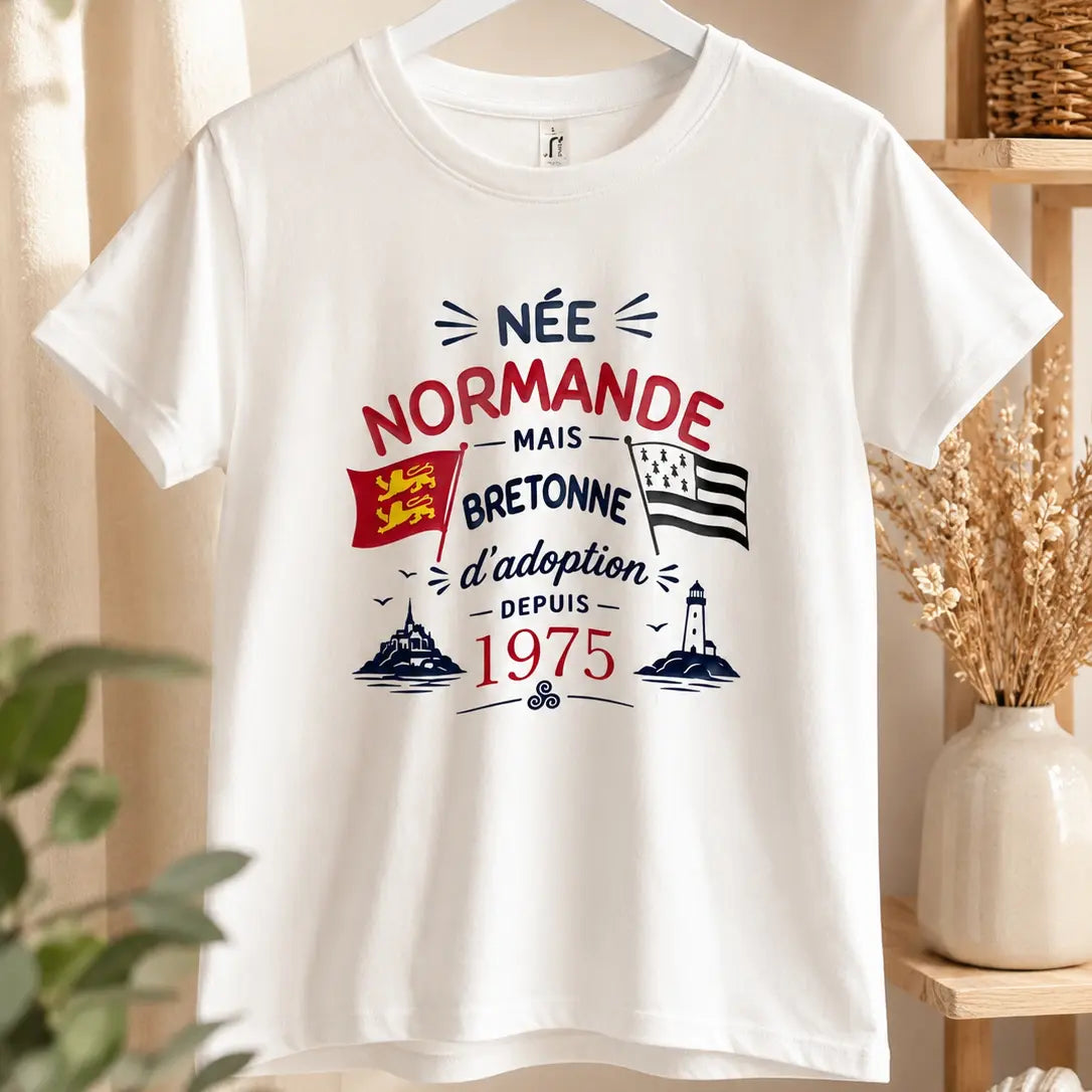 T-shirt blanc adulte personnalisé « Née Normande mais Bretonne d’adoption depuis 1975 », avec drapeaux normand et breton et motifs marins