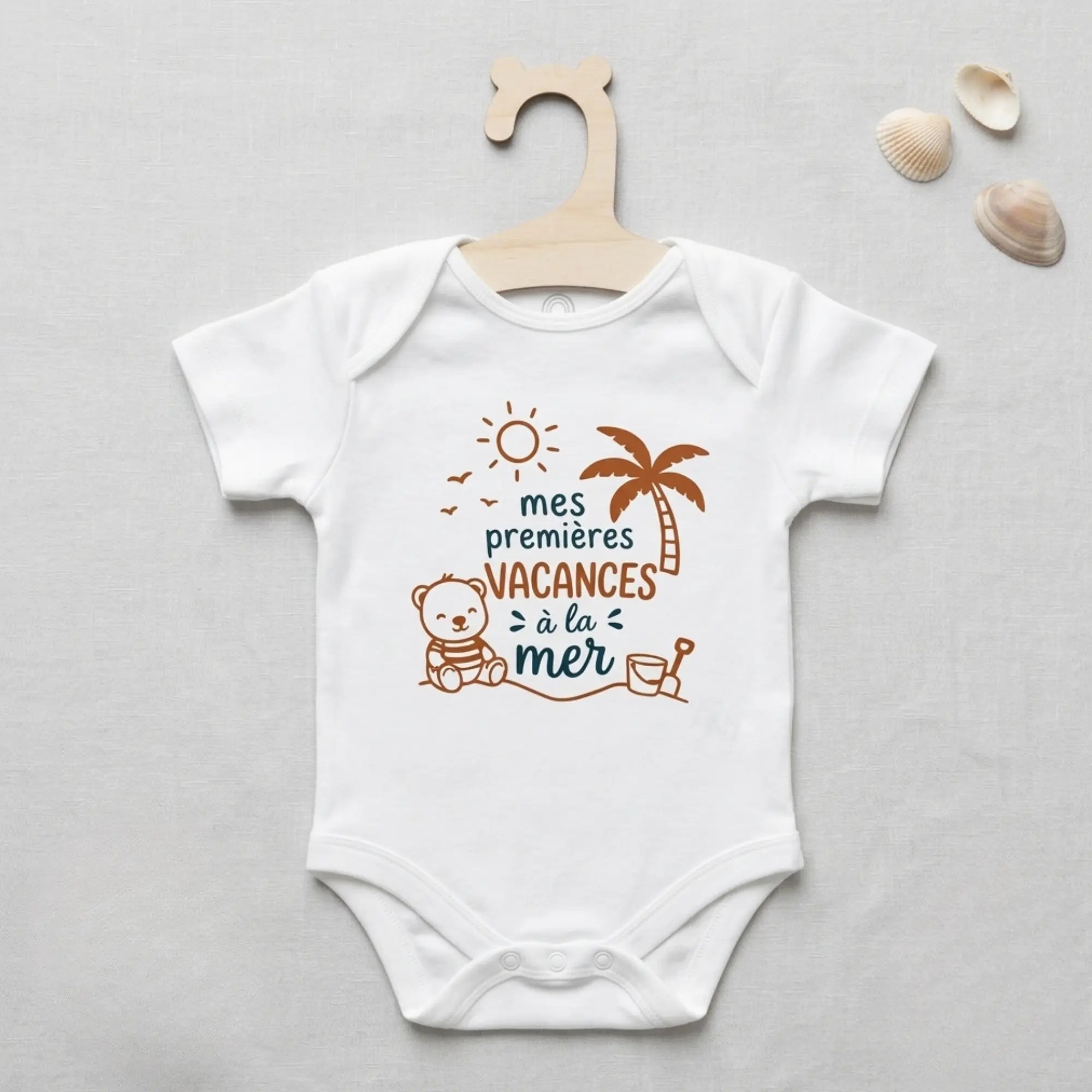 Body blanc pour bébé Mes premières vacances à la mer imprimé en Bretagne