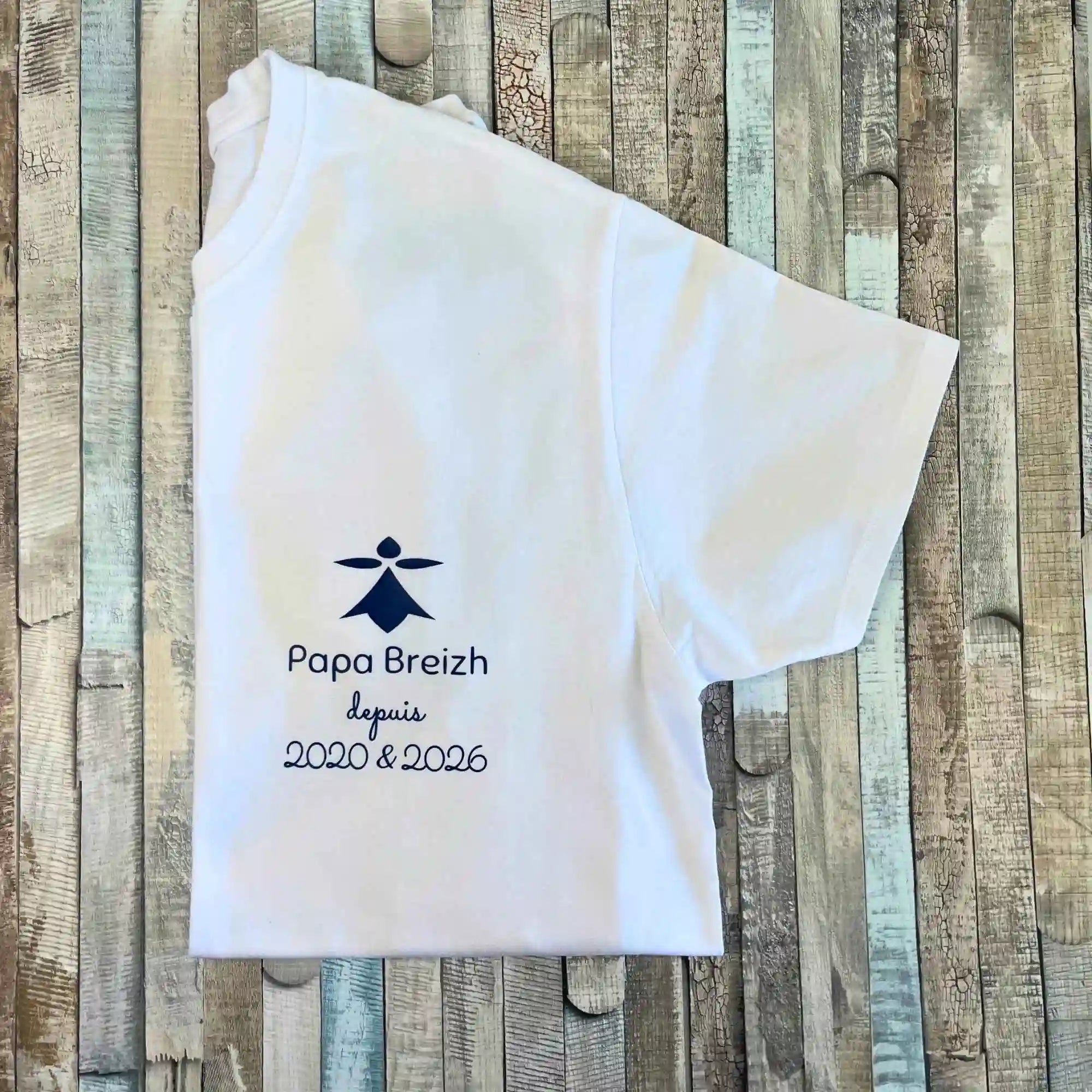 T-shirt blanc pour homme imprimé avec l'hermine bretonne et le texte bleu marine « Papa Breizh depuis ».