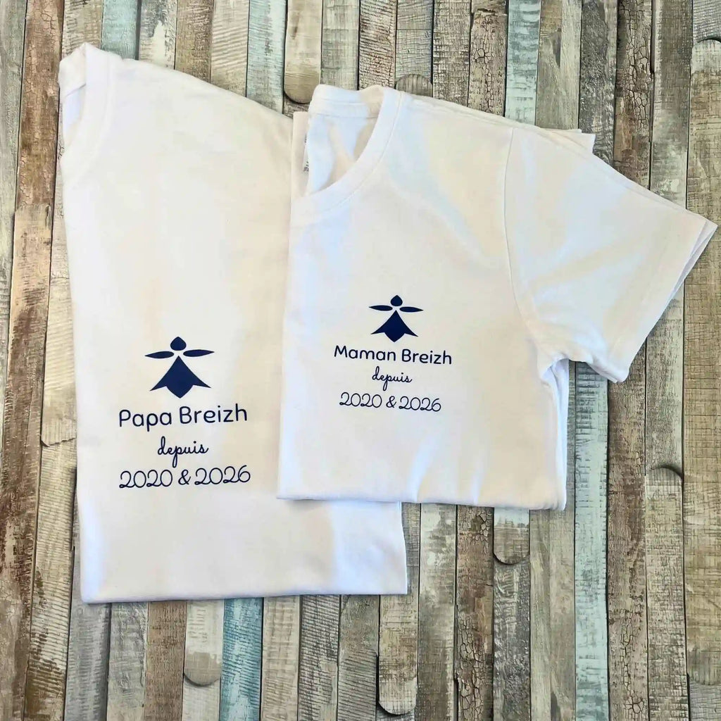 Duo de t-shirts blancs assortis pour parents avec les inscriptions « Papa Breizh » et « Maman Breizh ».