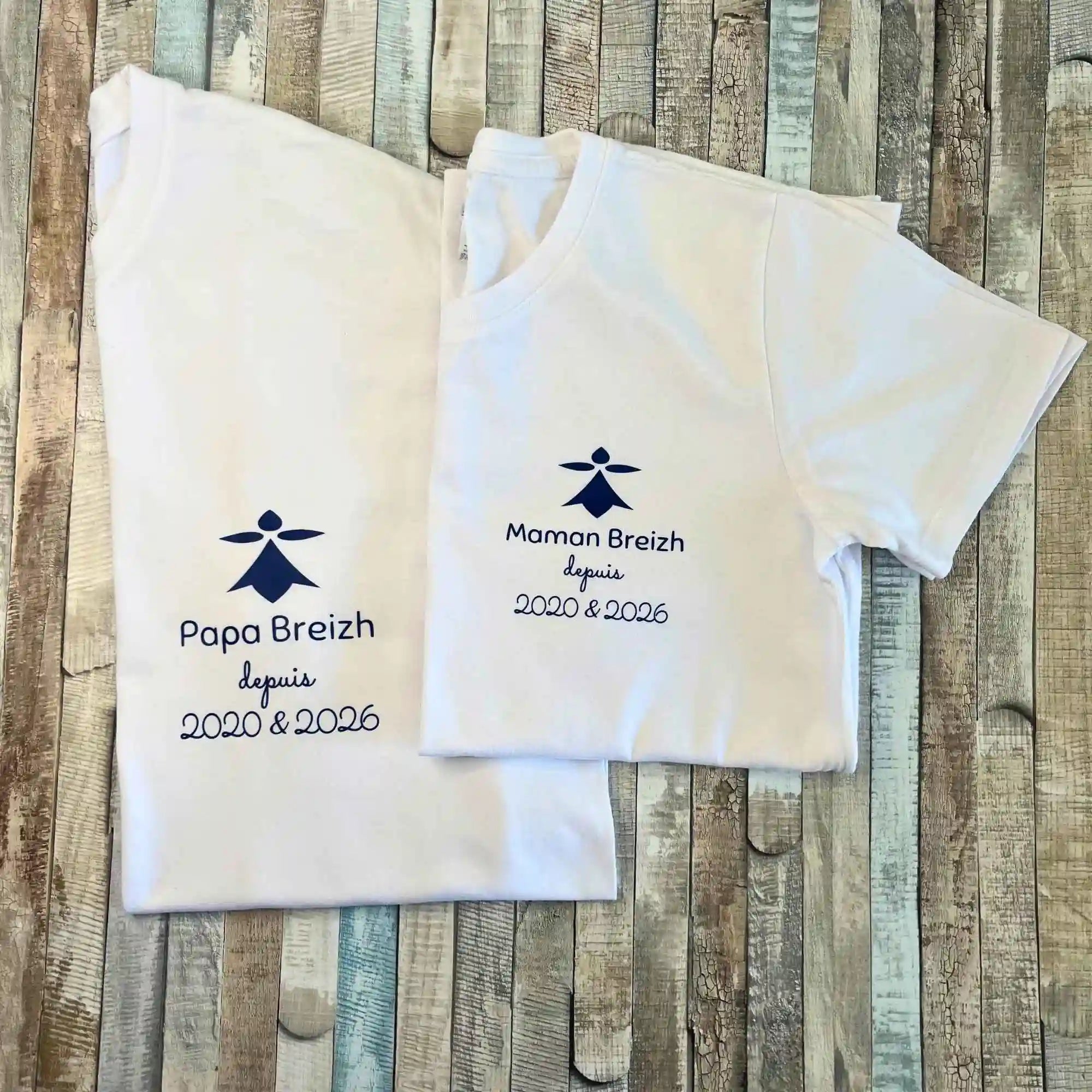 Duo de t-shirts blancs assortis pour parents avec les inscriptions « Papa Breizh » et « Maman Breizh ».