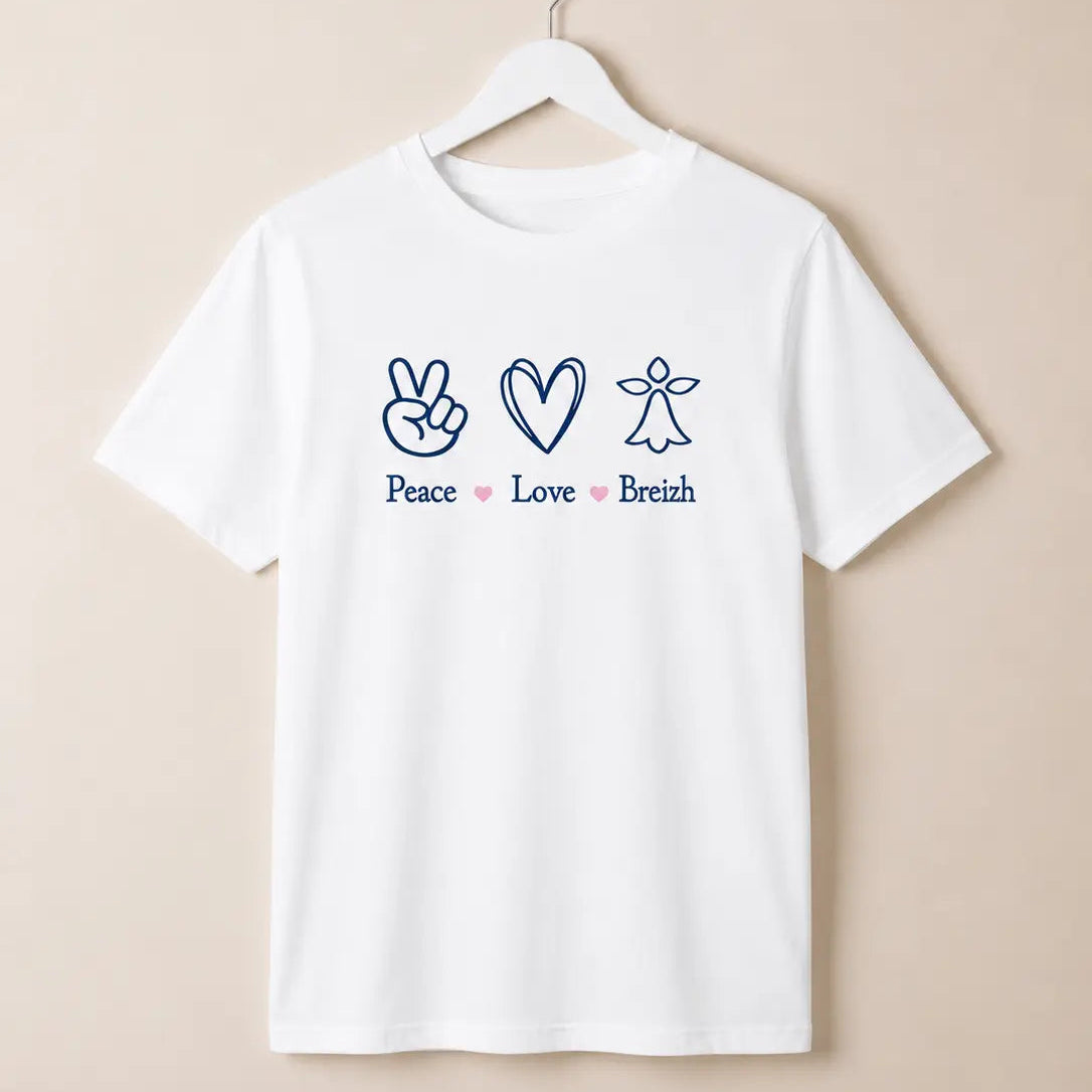 Tee-shirt blanc femme avec motif bleu marine Peace Love Breizh, suspendu sur un cintre, vue de face