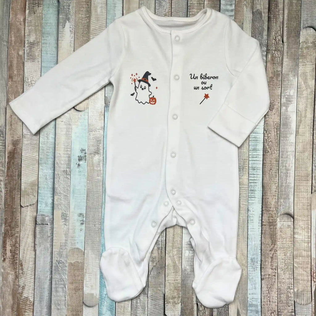 Grenouillère bébé blanche Halloween avec motif fantôme sorcier et inscription Un biberon ou un sort.