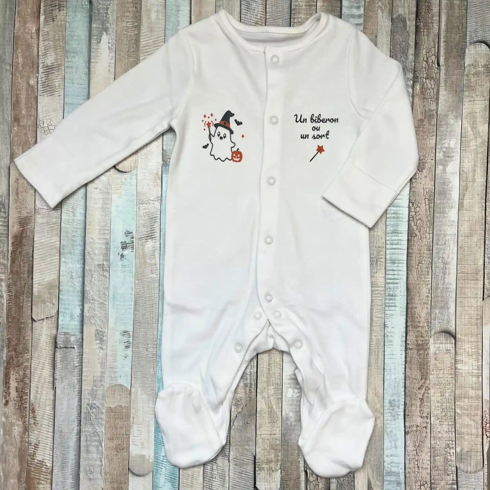 Grenouillère bébé blanche Halloween avec motif fantôme sorcier et inscription Un biberon ou un sort.