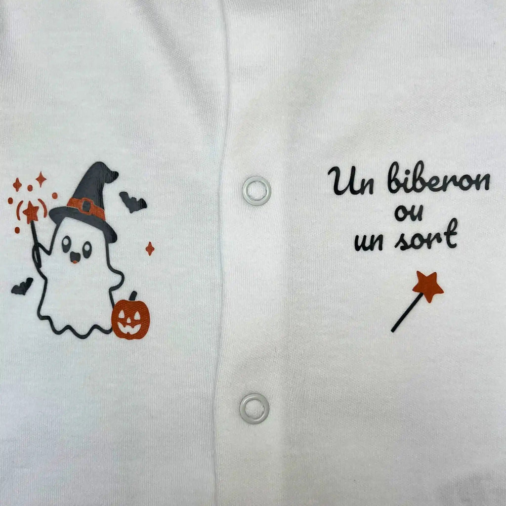 Zoom sur le motif fantôme avec chapeau de sorcière et texte Un biberon ou un sort sur pyjama bébé halloween